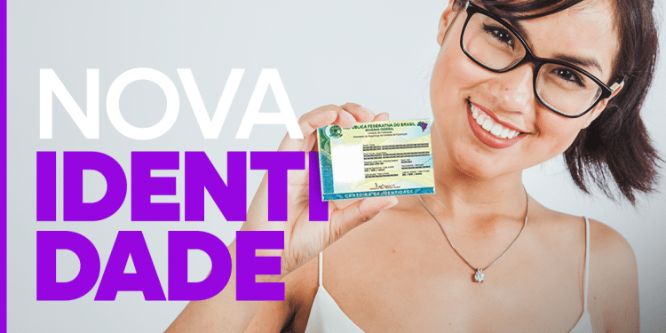 Mulher sorridente mostra a nova identidade brasileira oficial.