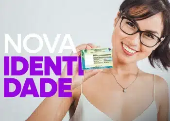 Pessoa sorrindo e segurando a nova Carteira de Identidade Nacional, com óculos, em fundo branco.