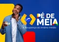 Jovem segurando cartão do programa Pé de Meia com fundo azul e amarelo, promovendo poupança para ensino médio