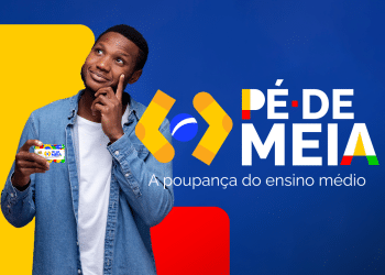 Jovem segurando cartão do programa Pé de Meia com fundo azul, amarelo e vermelho.