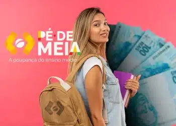 Estudante de Ensino Médio com mochila, apontando para o logo do Programa Pé-de-Meia e notas de R$ 100 ao fundo, ilustrando o incentivo de R$ 200 que foi bloqueado para alguns beneficiários.