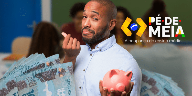 Homem segurando porquinho cofrinho e dinheiro em notas de cem reais com logo Pé de Meia ao fundo.