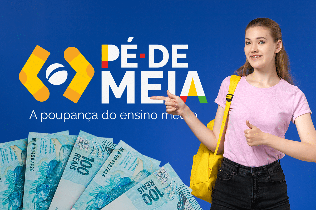 Estudante sorridente aponta para o logo do programa Pé-de-Meia com notas de cem reais em destaque.