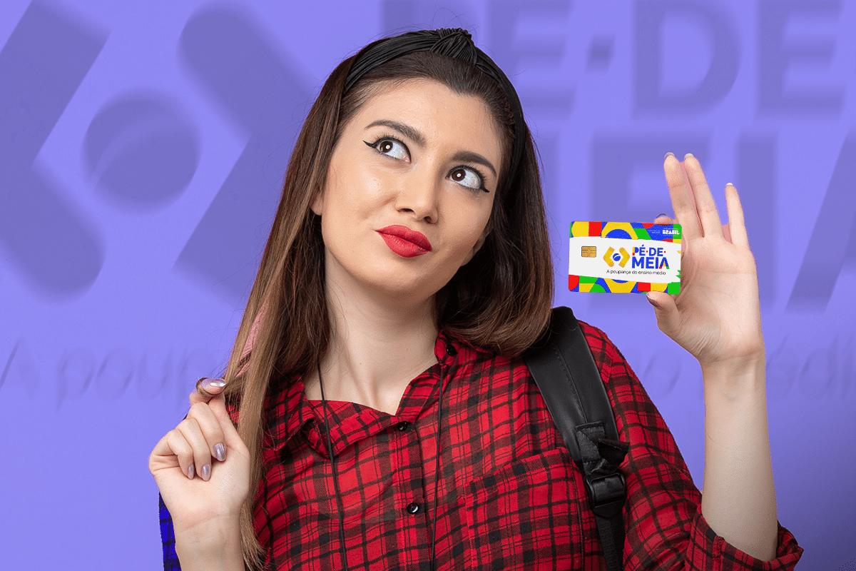 Estudante do ensino médio segurando o cartão do Pé-de-Meia, com fundo roxo e o logo do programa visível.
