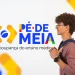 Jovem com mochila olhando para logo do Pé de Meia, poupança para ensino médio