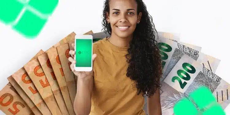Mulher sorridente segurando celular com logo Pix e notas de dinheiro ao fundo.
