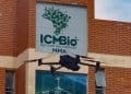 Drone preto voando próximo à fachada de tijolos do prédio do ICMBio com seu logotipo visível