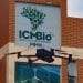 Drone preto voando próximo à fachada de tijolos do prédio do ICMBio com seu logotipo visível