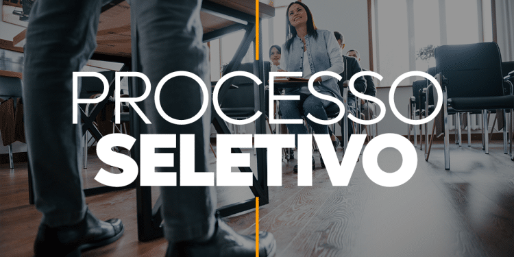 Candidatos aguardando chamada para entrevista de processo seletivo com mulher sorridente em destaque.