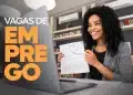 Mulher sorrindo segurando contrato em reunião de emprego online.