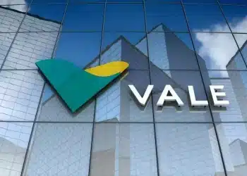 Fachada espelhada de prédio corporativo da Vale, empresa que abre processo seletivo com vagas em todo o Brasil.