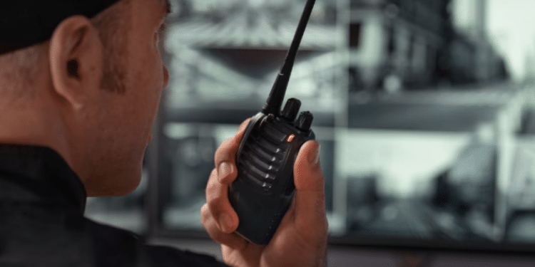 Segurança usando rádio comunicador para monitoramento em tempo real