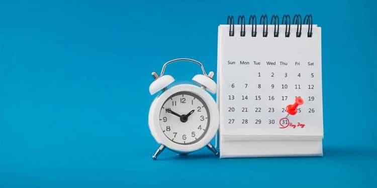 Calendário de mesa com despertador e pino vermelho marcando um feriado prolongado, simbolizando as oportunidades de "feriadões" em 2026 no Brasil.