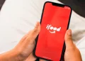 Tela inicial do aplicativo iFood em smartphone, com o logo e o tema vermelho, destacando informações sobre o bônus de R$ 3.000.