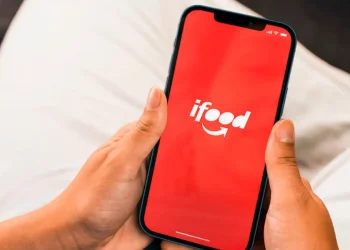 Tela inicial do aplicativo iFood em smartphone, com o logo e o tema vermelho, destacando informações sobre o bônus de R$ 3.000.