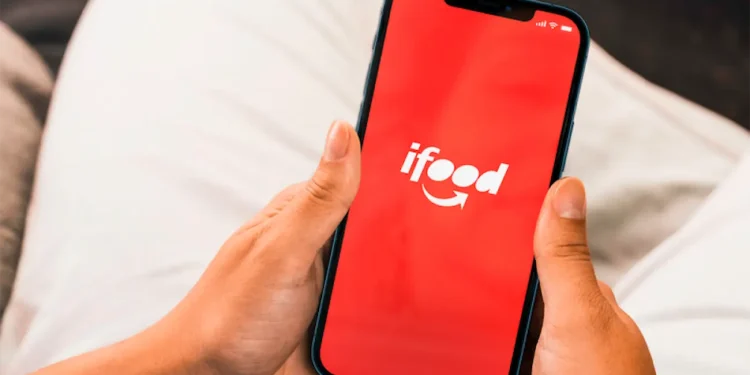 Tela inicial do aplicativo iFood em smartphone, com o logo e o tema vermelho, destacando informações sobre o bônus de R$ 3.000.