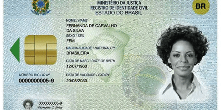 Carteira de identidade brasileira com dados pessoais e foto de mulher sorridente.