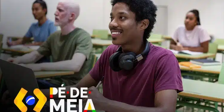 Aluno do ensino médio acompanhando aula presencial para manter frequência exigida pelo programa Pé-de-Meia