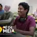Aluno do ensino médio acompanhando aula presencial para manter frequência exigida pelo programa Pé-de-Meia
