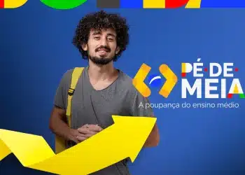Jovem estudante sorridente com mochila ao lado do logo Pé-de-Meia e seta amarela indicando crescimento financeiro do benefício de 900 reais