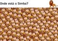 Desafio visual com uma ilustração colorida de vários relógios idênticos e um Simba escondido entre eles.