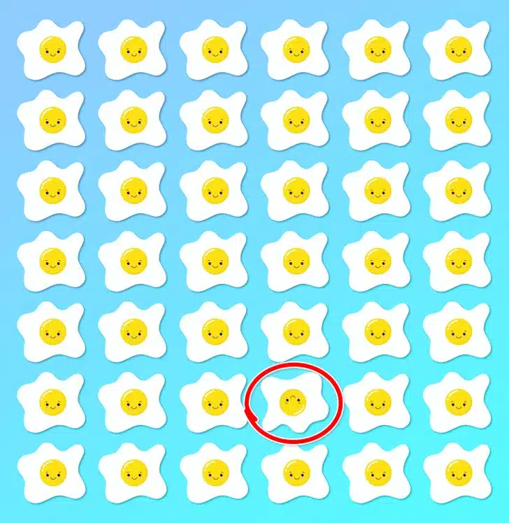 Ache o ovo estrelado diferente no meio dos ovos estrelados organizados em um padrão repetitivo. Desafio visual com um padrão de ovos estrelados desenhados com rostos amarelos sorridentes em fundo azul.