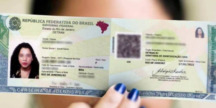 Pessoa segurando a nova Carteira de Identidade Nacional (CIN). A imagem ilustra o guia de como emitir a segunda via do documento na Bahia, incluindo o valor da taxa e os requisitos.