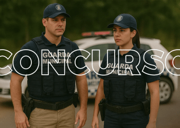 Agentes da Guarda Municipal em uniforme operacional durante patrulhamento.