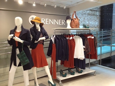 Manequins exibindo roupas femininas elegantes em tons de vermelho e preto na loja Renner