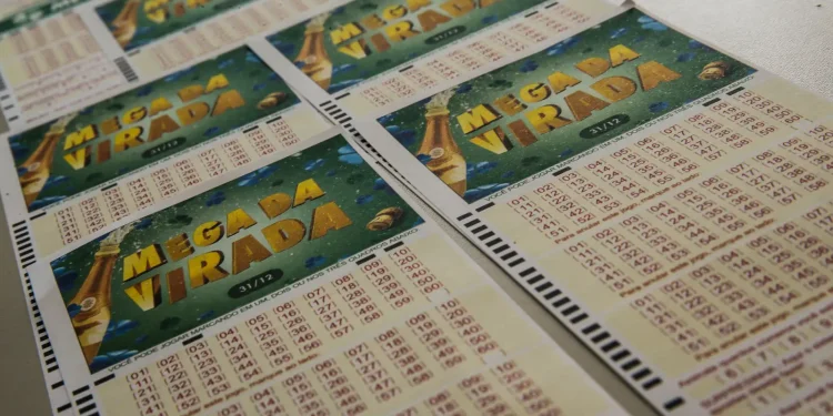 Vários volantes azuis e brancos da Mega da Virada espalhados sobre uma superfície clara, ilustrando o dilema entre aumentar o valor das apostas ou manter o jogo simples.