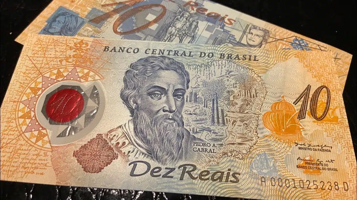 Cédula comemorativa de 10 Reais de polímero, lançada em 2000, mostrando o anverso com o retrato de Pedro Álvares Cabral e a área transparente.
