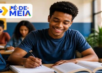 Estudante sorrindo enquanto escreve em um caderno em sala de aula, ao lado do logo do Pé-de-Meia, programa que paga R$ 200 pela participação no Enem a alunos da EJA