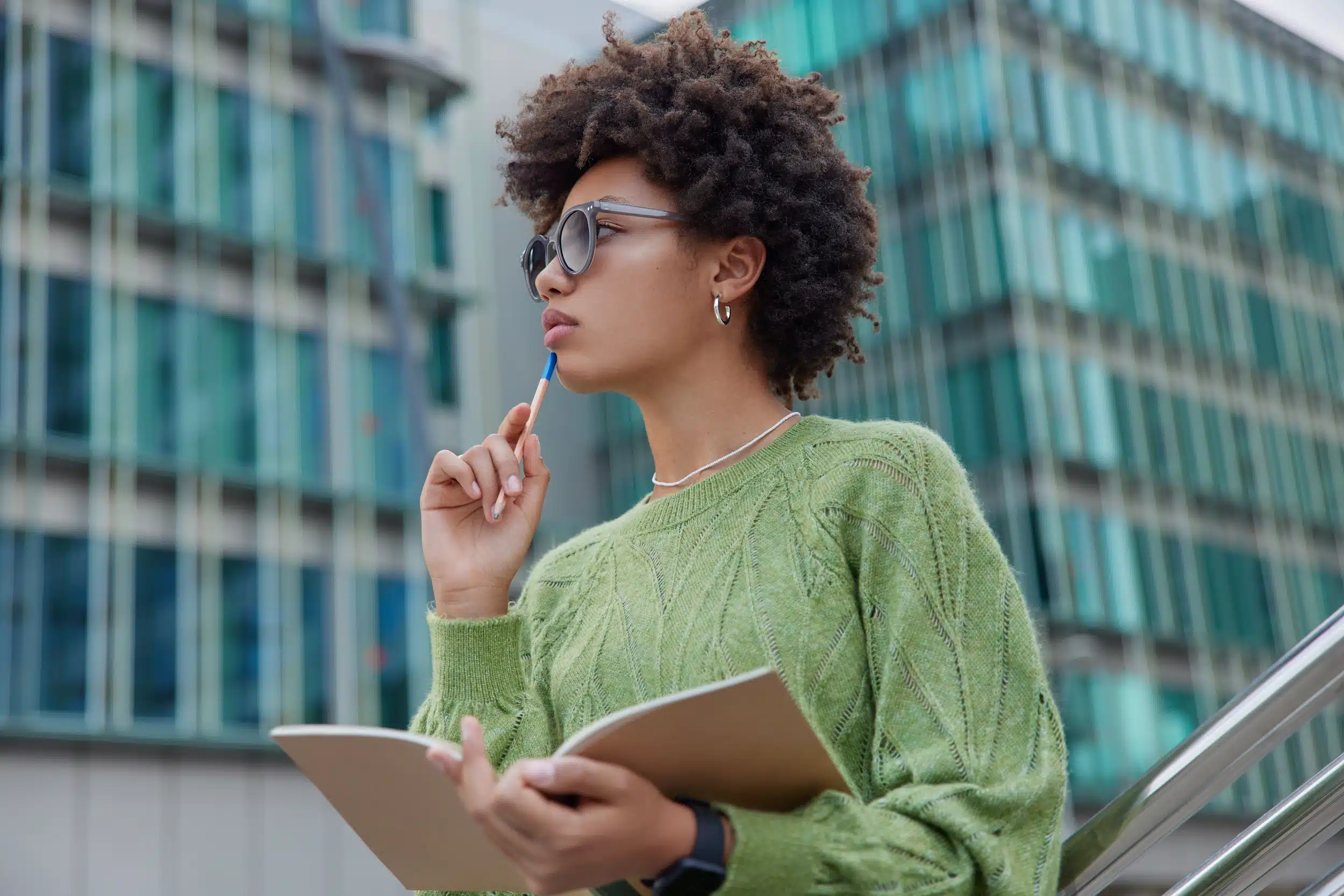Anotações como ferramenta para organizar ideias Pessoa fazendo anotações em um caderno para registrar ideias e reflexões.