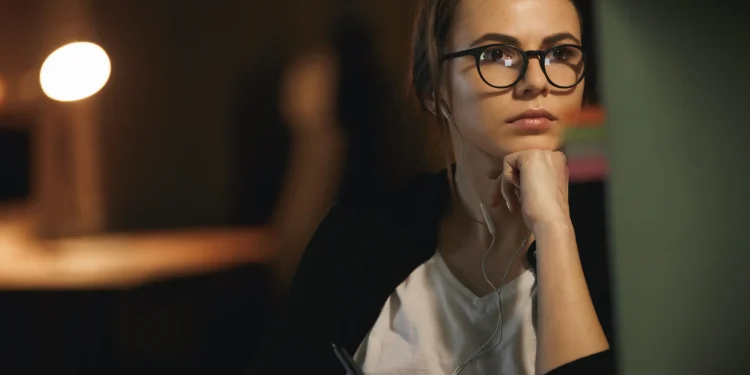 Pessoa concentrada trabalhando no computador, representando hábitos de pessoas inteligentes como foco, organização e aprendizado diário.