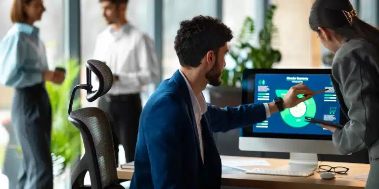 Profissionais discutindo gráficos de tendências de carreiras em escritório moderno.