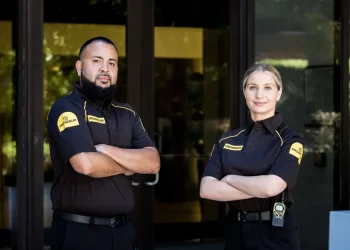 Profissionais de segurança da Prosegur posando em frente a um prédio enquanto a empresa anuncia novas vagas de emprego pelo país.