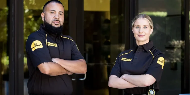 Profissionais de segurança da Prosegur posando em frente a um prédio enquanto a empresa anuncia novas vagas de emprego pelo país.