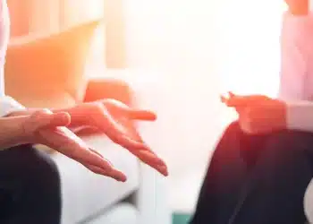 Pessoa gesticulando durante uma conversa, representando a troca de conselhos não solicitados.