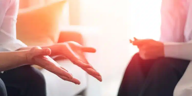 Pessoa gesticulando durante uma conversa, representando a troca de conselhos não solicitados.