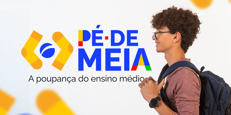 ovem estudante da rede pública sorri de perfil com mochila nas costas, óculos e camiseta vinho, ao lado do logotipo colorido e da frase "Pé-de-Meia: A poupança do ensino médio". Ilustração do programa de incentivo financeiro para permanência e conclusão escolar.