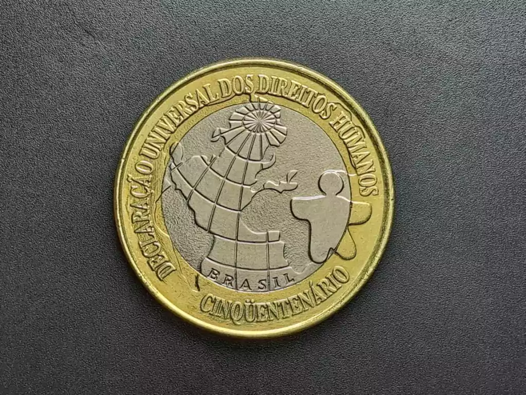 Moeda comemorativa de 1 real do Brasil, edição de 1998, marcando os 50 anos da Declaração Universal dos Direitos Humanos.