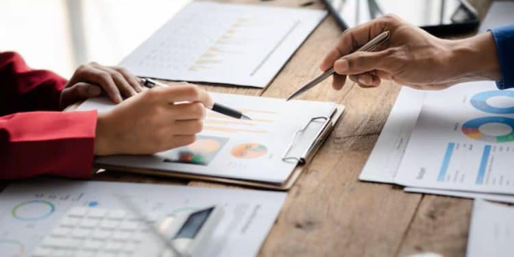 Profissionais analisando gráficos sobre tendências do mercado de trabalho brasileiro para 2026.