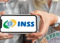 Pessoa segurando um celular com o logo do INSS e cédulas de dinheiro, simbolizando o pagamento do 13º salário do INSS.