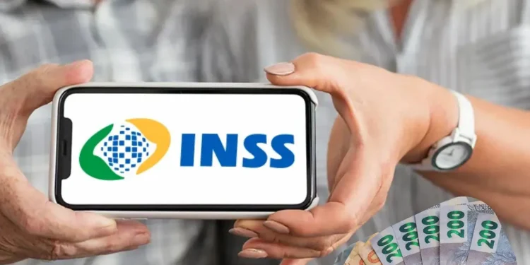 Pessoa segurando um celular com o logo do INSS e cédulas de dinheiro, simbolizando o pagamento do 13º salário do INSS.
