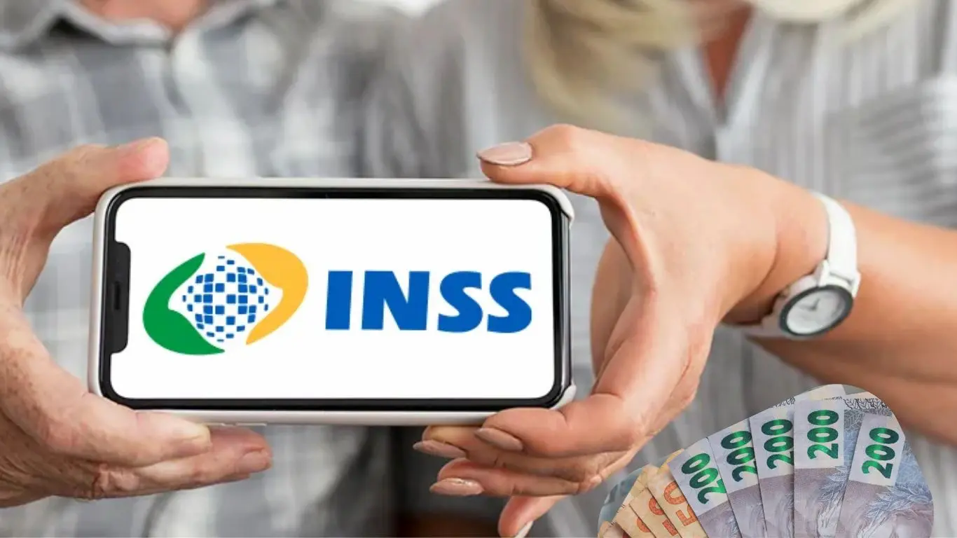Pessoa segurando um celular com o logo do INSS e cédulas de dinheiro, simbolizando o pagamento do 13º salário do INSS.
