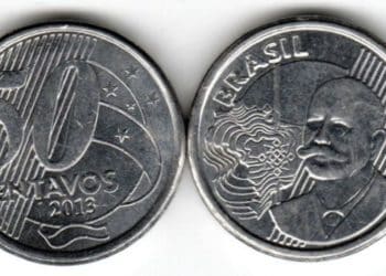 Lados anverso e reverso de uma moeda de 50 centavos de 2013. À esquerda, o valor "50 Centavos" sobre fundo de linhas diagonais e estrelas. À direita, a face do Barão do Rio Branco e a palavra "BRASIL" no topo, onde se busca o erro de duplicação.