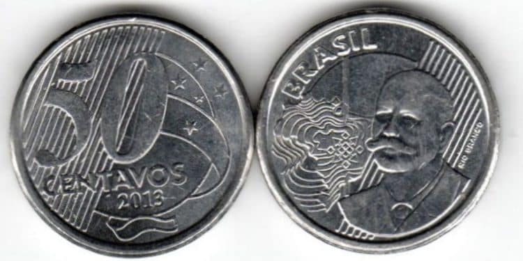 Lados anverso e reverso de uma moeda de 50 centavos de 2013. À esquerda, o valor "50 Centavos" sobre fundo de linhas diagonais e estrelas. À direita, a face do Barão do Rio Branco e a palavra "BRASIL" no topo, onde se busca o erro de duplicação.