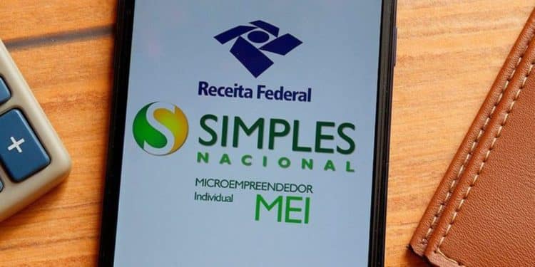 Tela de smartphone mostrando o logo do Simples Nacional e MEI, simbolizando controle e planejamento de obrigações do microempreendedor.