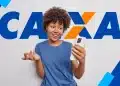 Jovem sorridente segurando celular branco com logo Caixa Financeira em fundo cinza e azul
