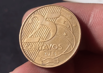 Moeda de 25 centavos brasileira do ano de 2014, cor bronze, com destaque para o número 25 e as estrelas do Cruzeiro do Sul sobre linhas diagonais.